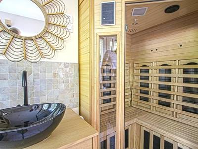 Table dressée avec champagne et verres à pied - Le Boudoir de Fanny - Sauna/Balnéo/ciné/Hamacs