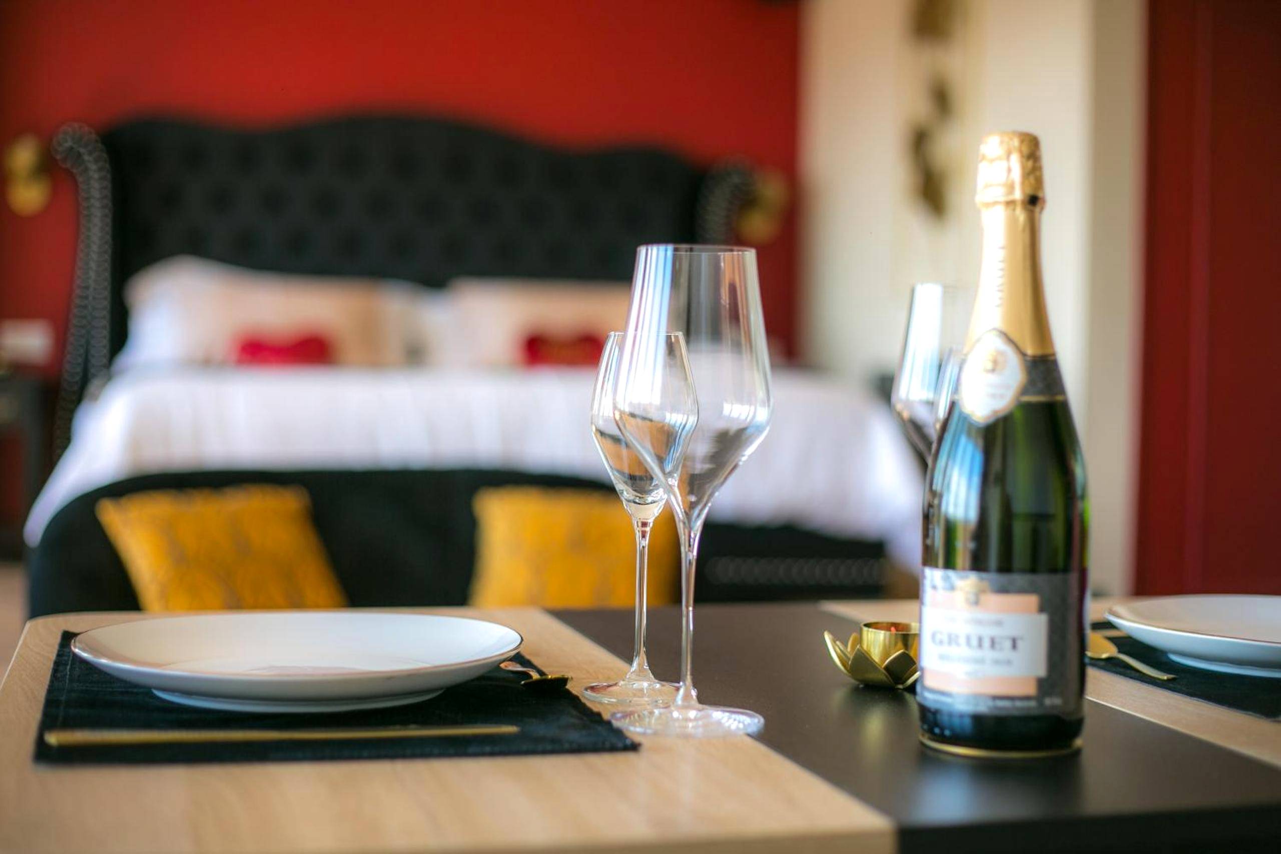 Détail du lit avec pétales de rose et champagne - Le Boudoir de Fanny - Sauna/Balnéo/ciné/Hamacs