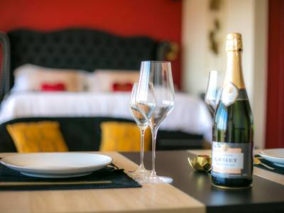 Détail du lit avec pétales de rose et champagne - Le Boudoir de Fanny - Sauna/Balnéo/ciné/Hamacs