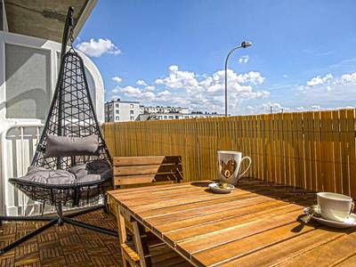 Balcon aménagé avec fauteuil suspendu et table - Le Boudoir de Fanny - Sauna/Balnéo/ciné/Hamacs