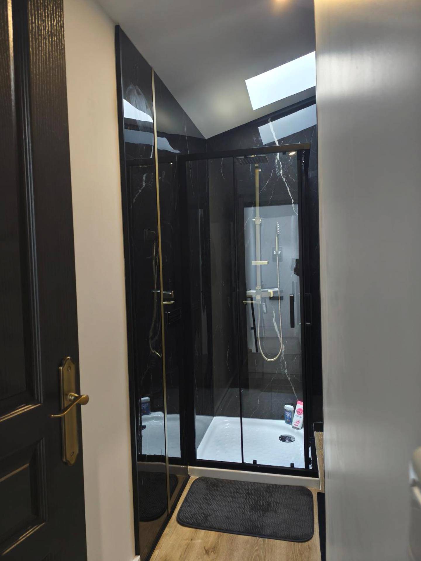 Douche à l'italienne moderne en marbre noir - Le boudoir des jouissances perverses
