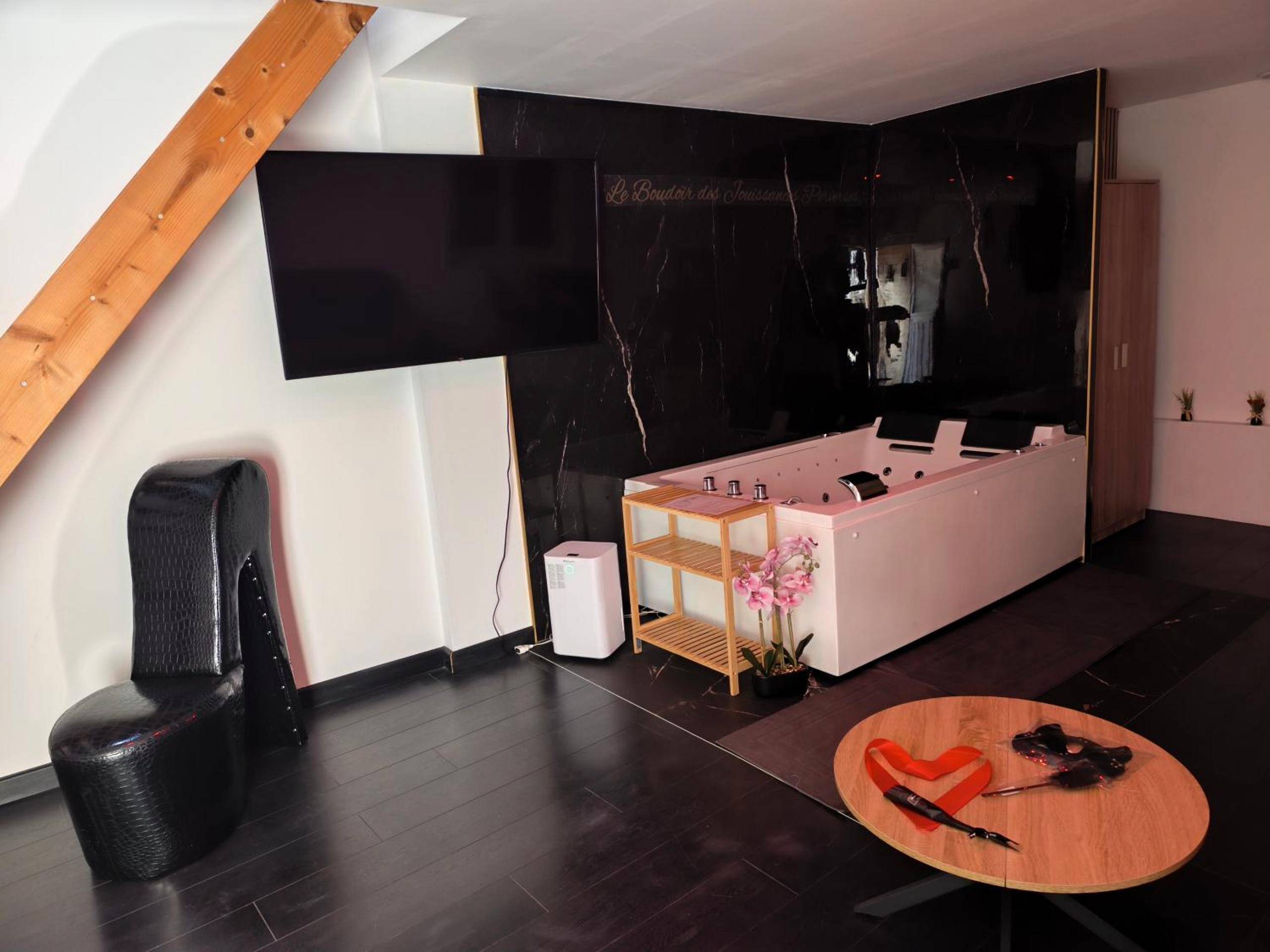 Baignoire balnéo et fauteuil en forme d'escarpin - Le boudoir des jouissances perverses