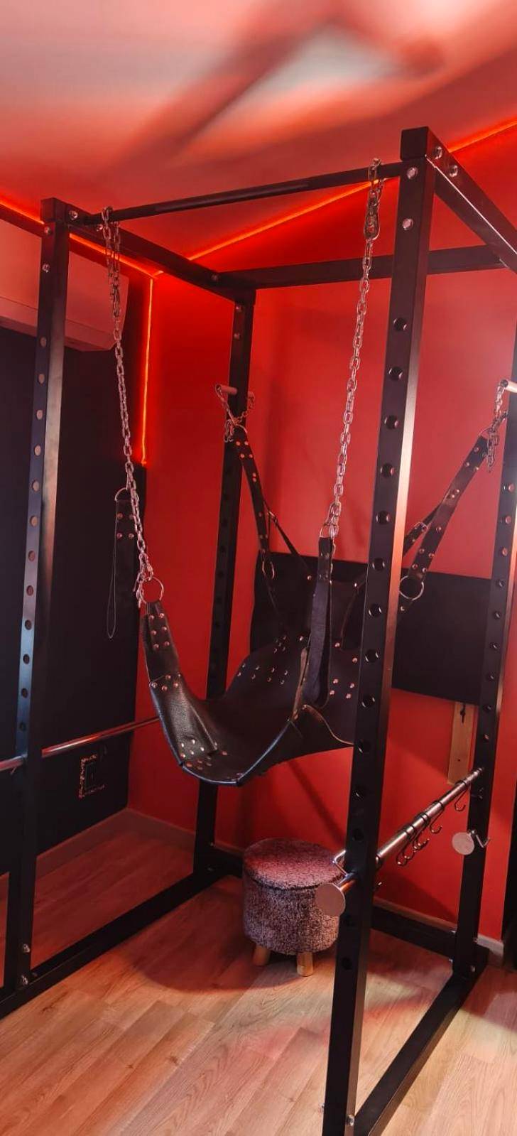 Balançoire érotique en cuir sur structure noire - Le boudoir des jouissances perverses