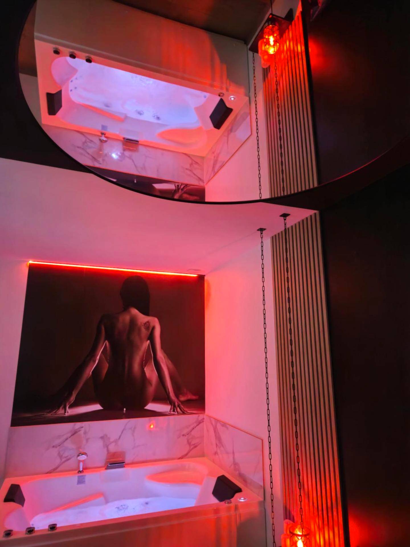Jacuzzi privatif avec miroir au plafond - Love Room Vichy - Boudoir Margot - Luxury room balnéo