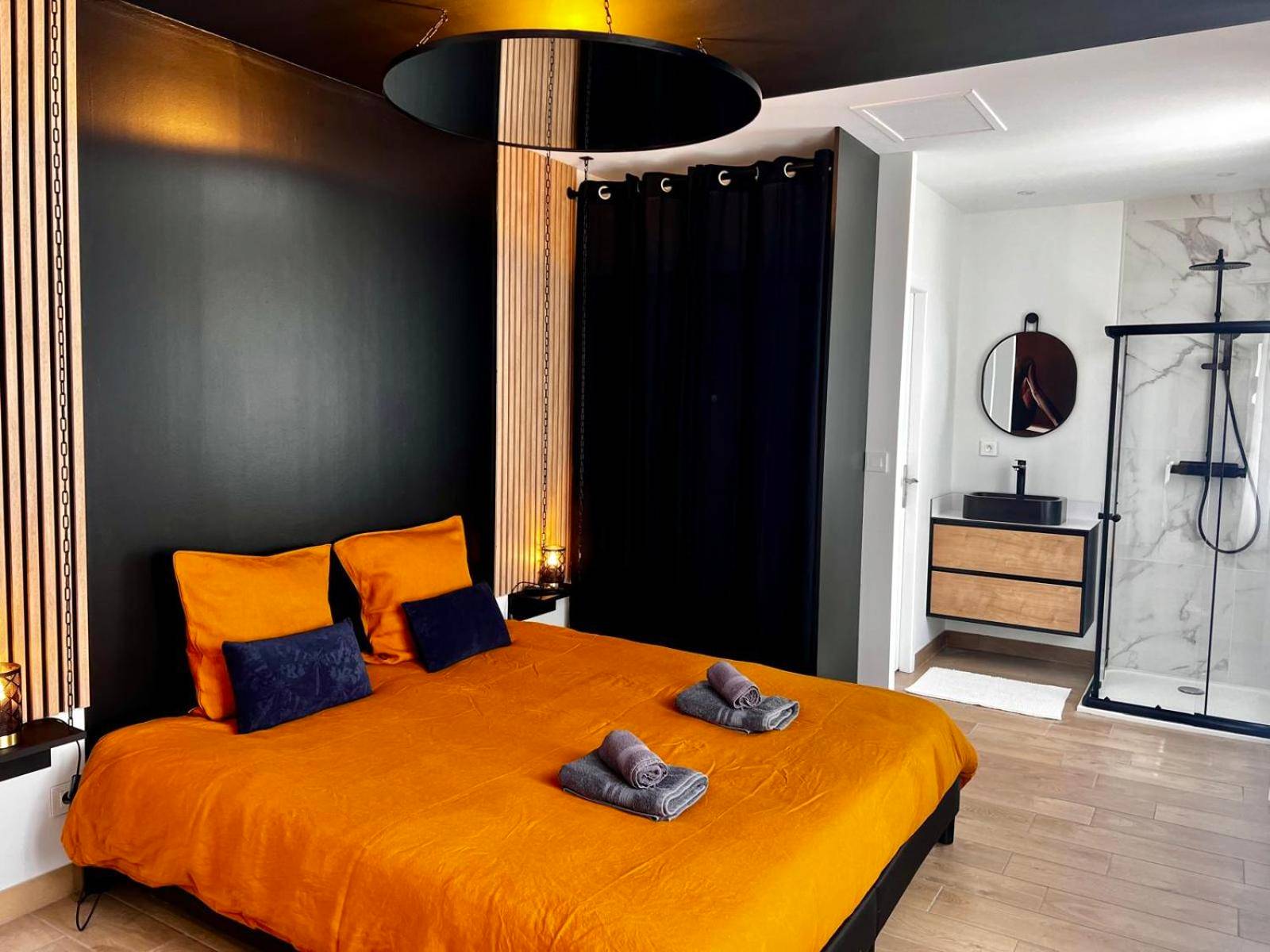 Chambre avec lit king size et douche ouverte - Boudoir Margot - Luxury room balnéo