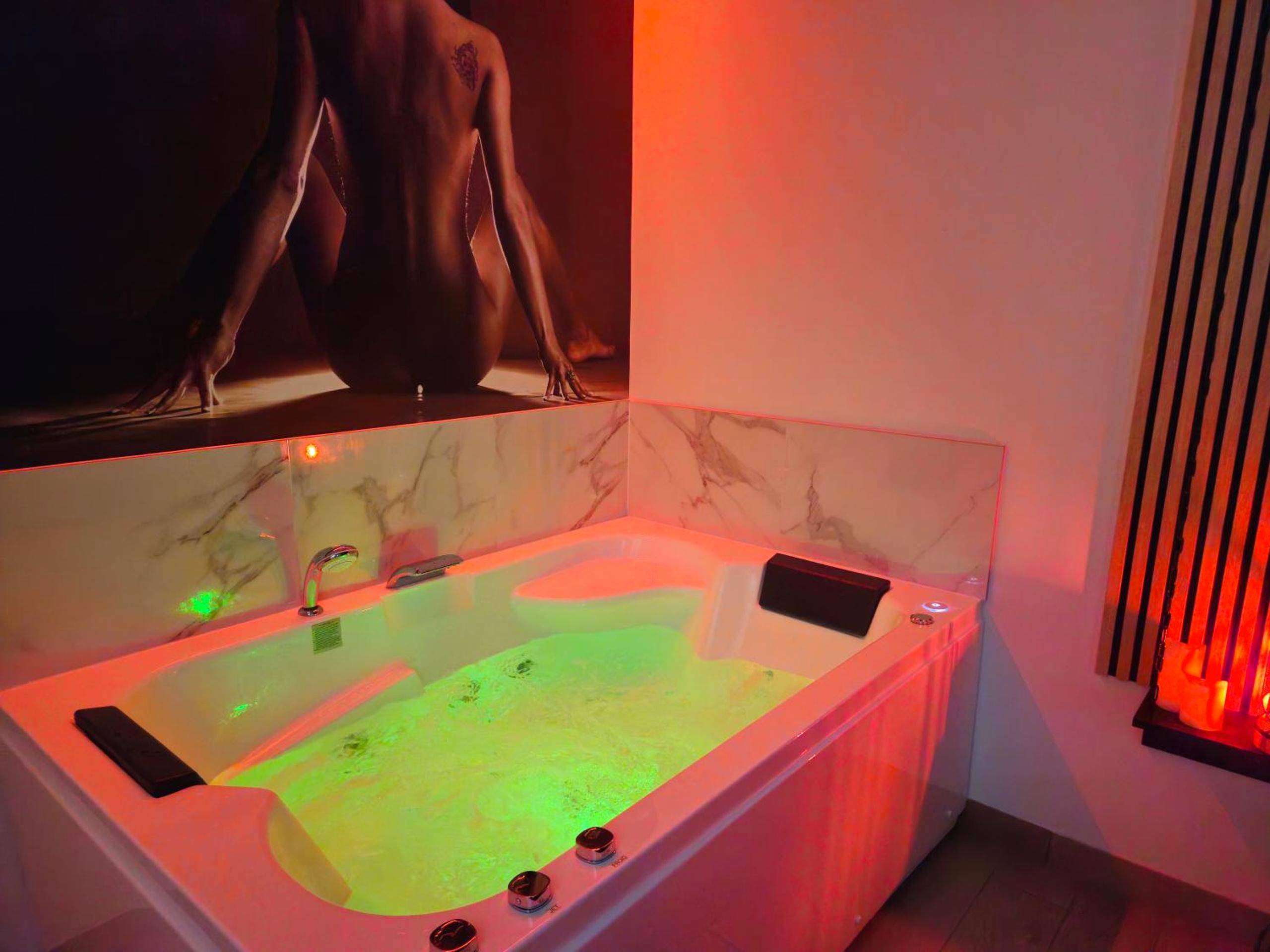 Baignoire balnéo avec chromothérapie - Boudoir Margot - Luxury room balnéo