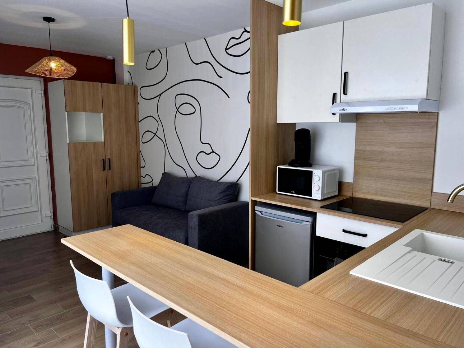 Cuisine équipée et coin salon moderne - Boudoir Margot - Luxury room balnéo