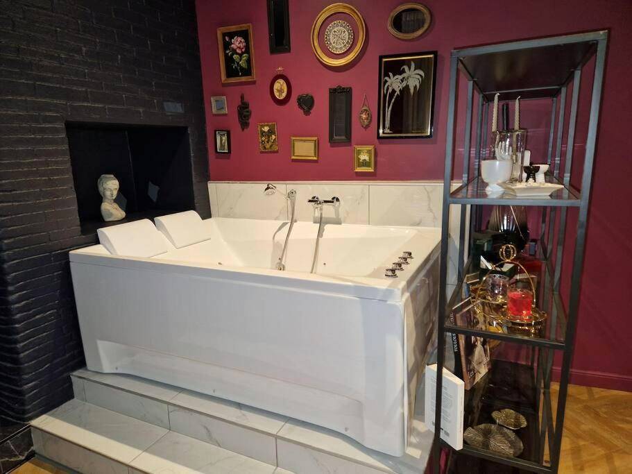 Baignoire balnéo deux places et décoration murale - Le Boudoir D'Olympe Appartement érotico - romantique