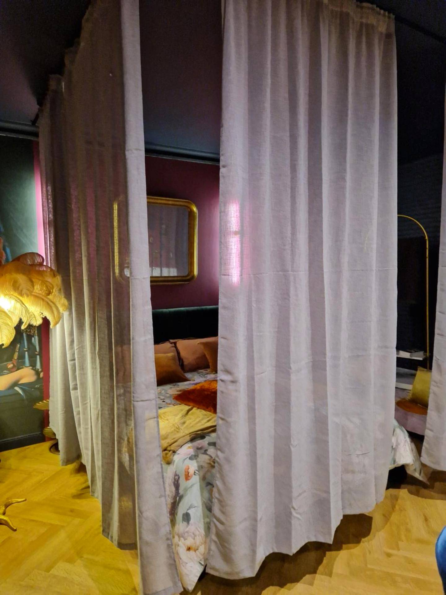 Espace nuit entouré de voilages blancs - Le Boudoir D'Olympe Appartement érotico - romantique
