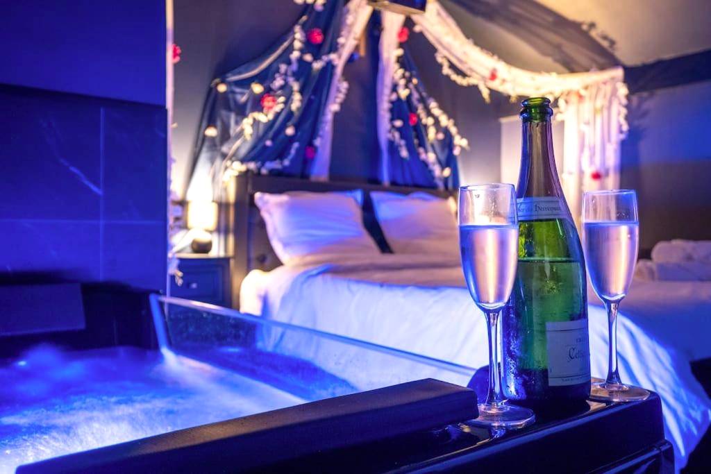 Jacuzzi privatif et lit avec ciel de fleurs - Love Room Le Luc - Le Boudoir Secret - Love Room avec Chambre Secrète