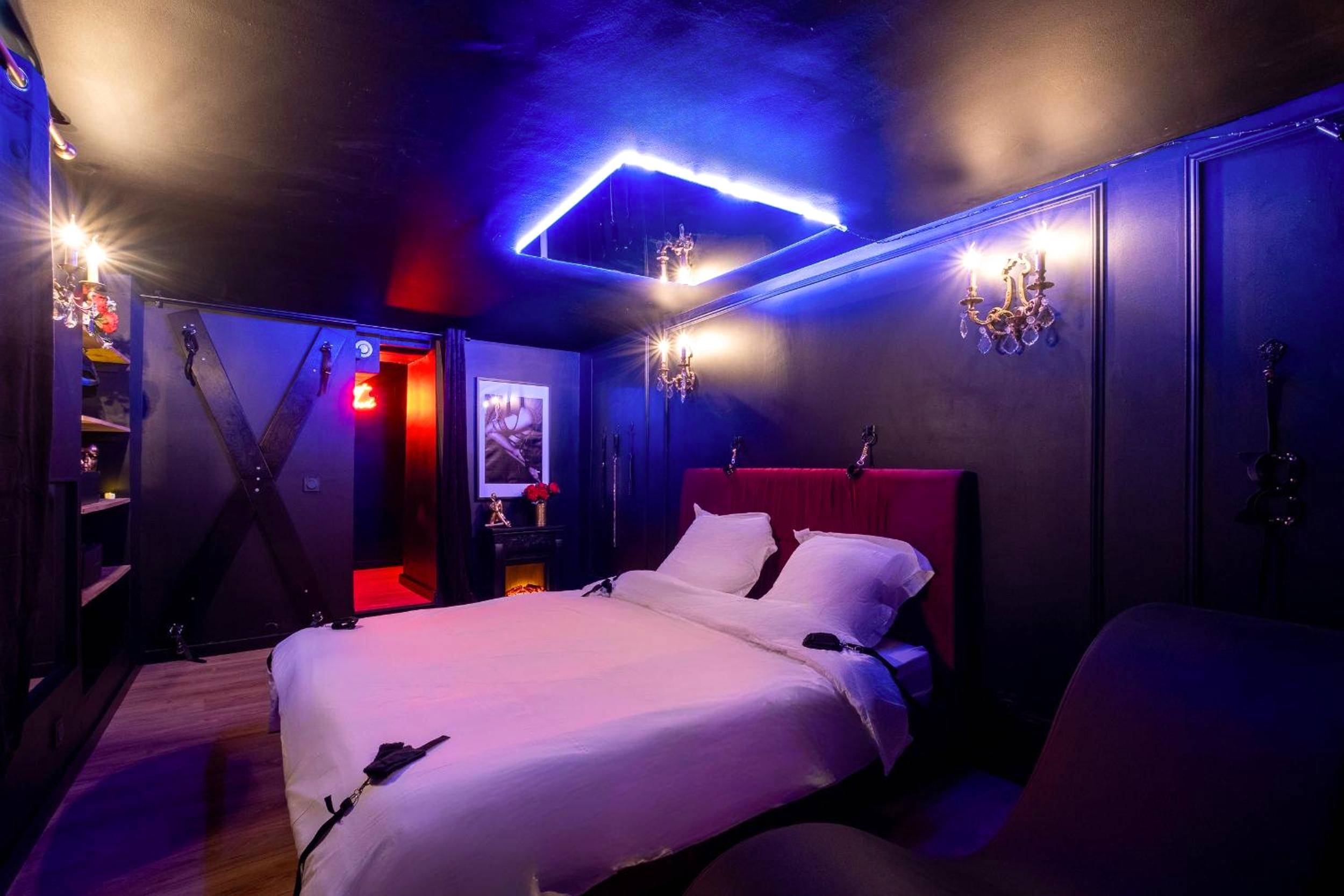 Chambre thématique avec miroir au plafond - Le Boudoir Secret - Love Room avec Chambre Secrète