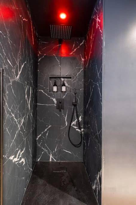 Douche à l'italienne en marbre noir - Le Boudoir Secret - Love Room avec Chambre Secrète