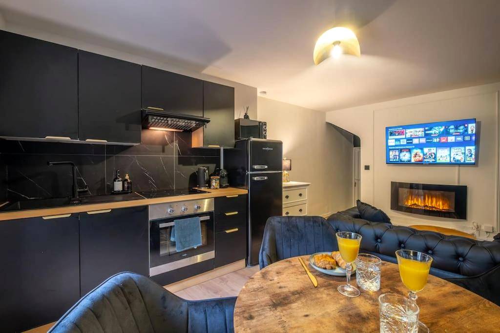 Cuisine équipée et salon avec cheminée - Le Boudoir Secret - Love Room avec Chambre Secrète