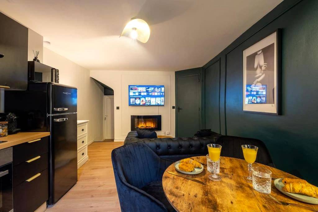 Espace repas et coin salon chaleureux - Le Boudoir Secret - Love Room avec Chambre Secrète