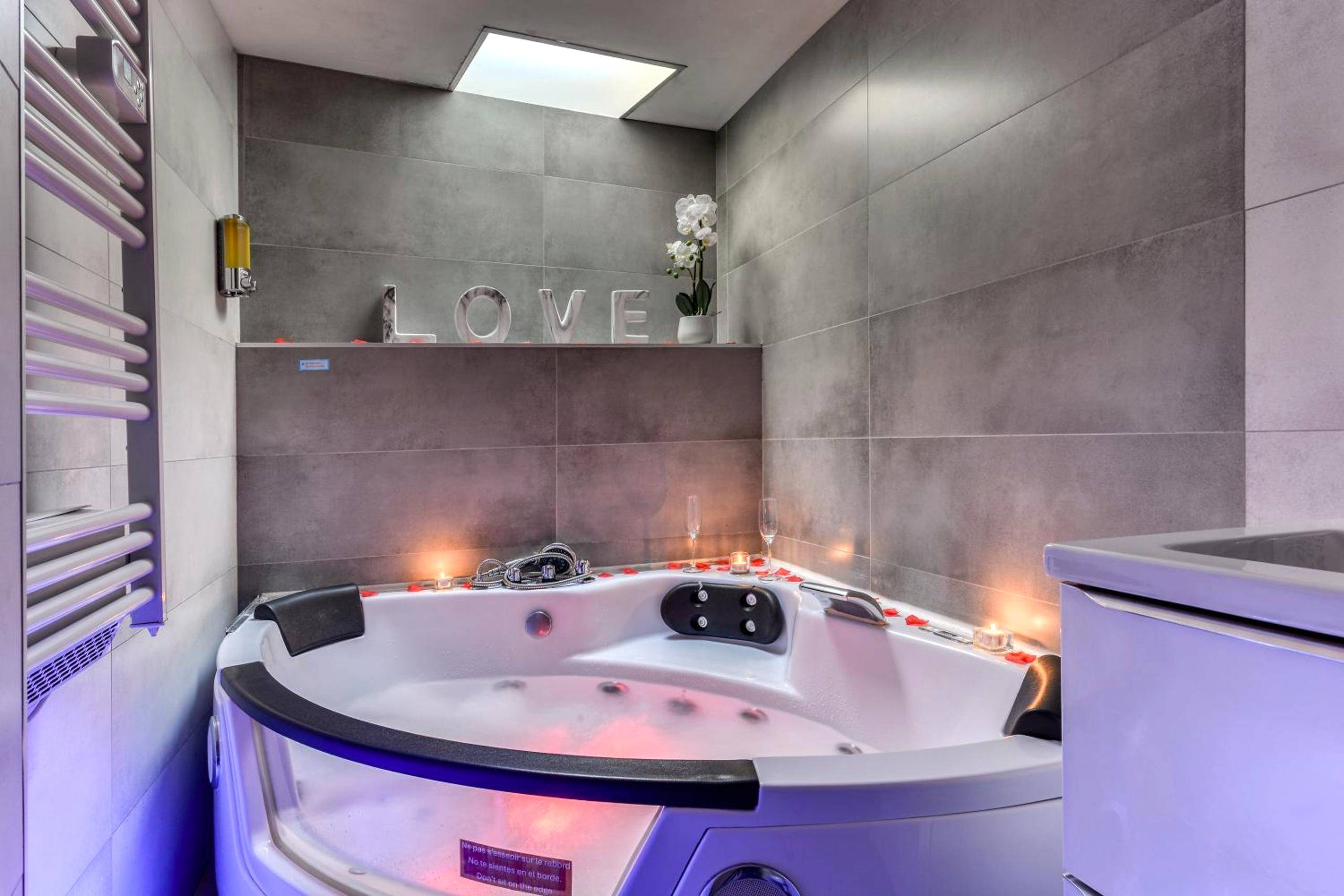 Jacuzzi privatif avec bougies et décorations - Love Room Narbonne - Le bourget - Suite romantique