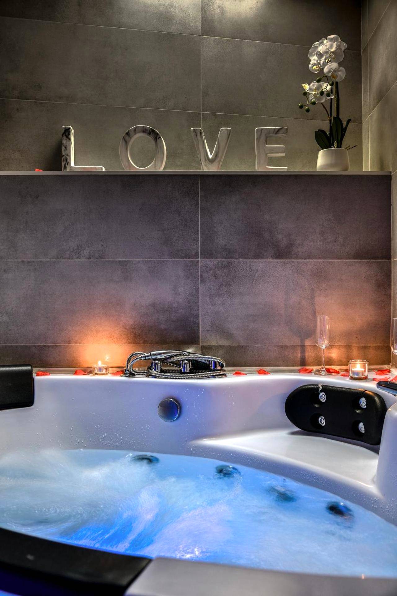 Baignoire balnéo éclairée avec jets massants - Le bourget - Suite romantique