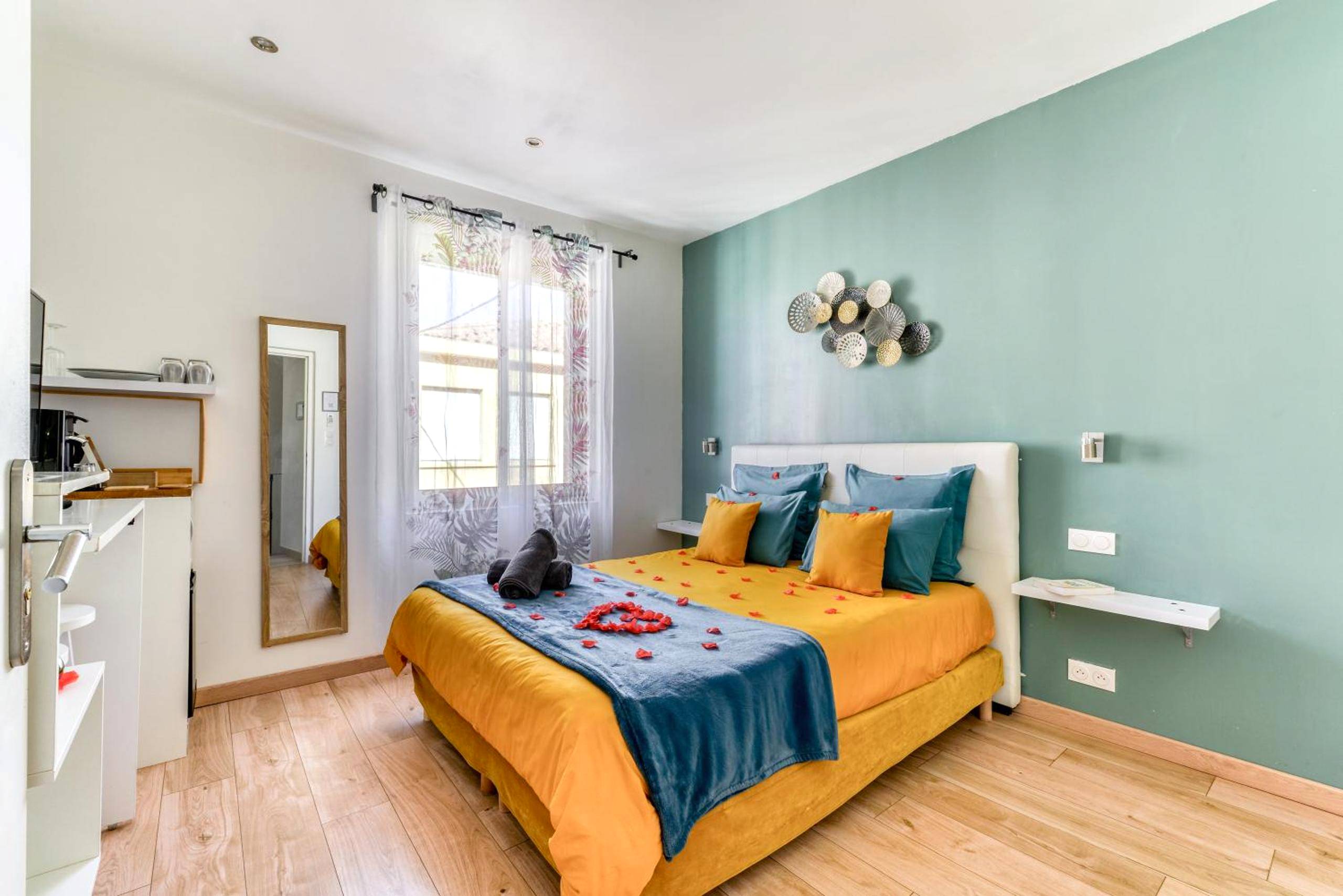 Chambre romantique avec lit double et pétales - Le bourget - Suite romantique