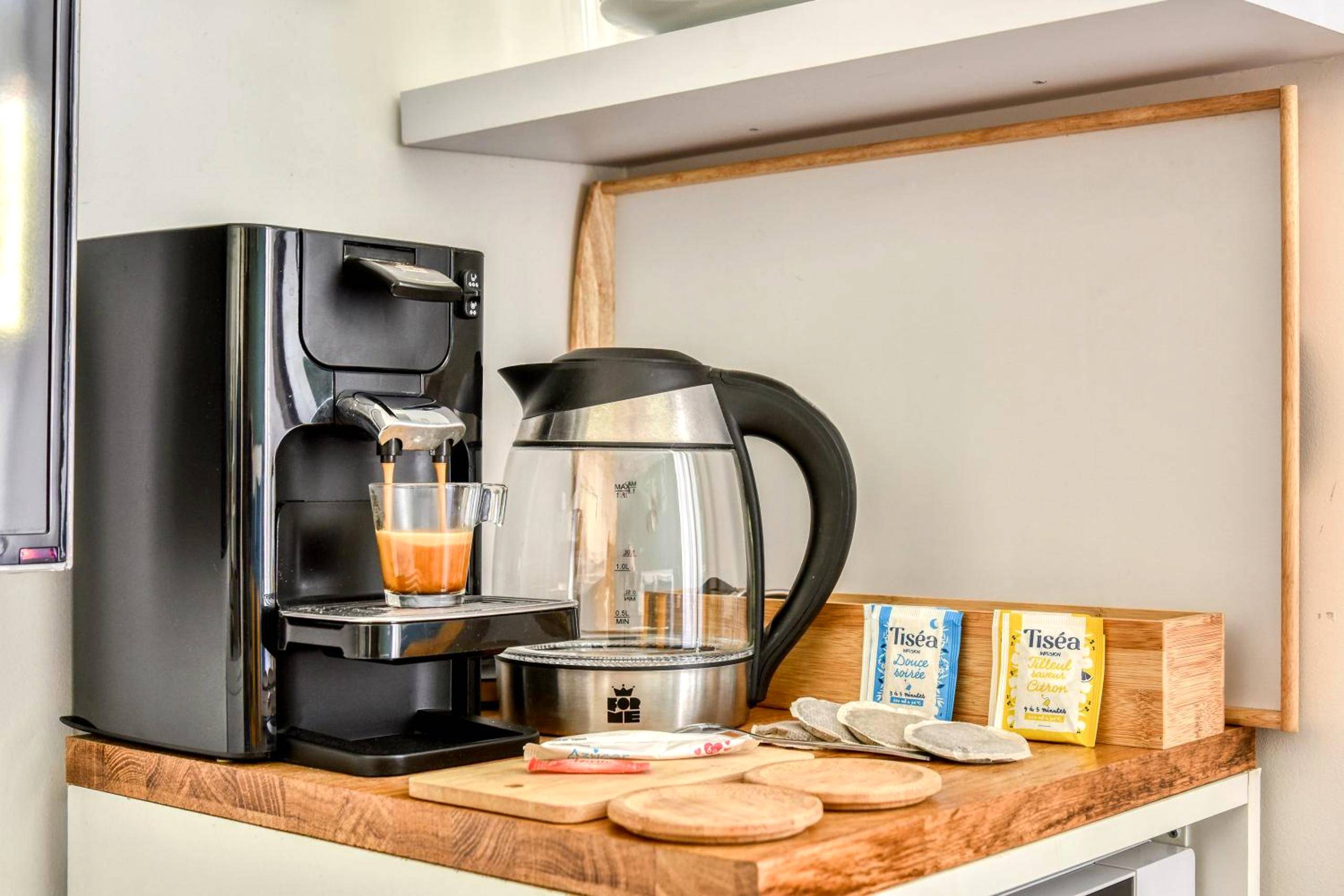 Espace café avec machine et bouilloire - Le bourget - Suite romantique