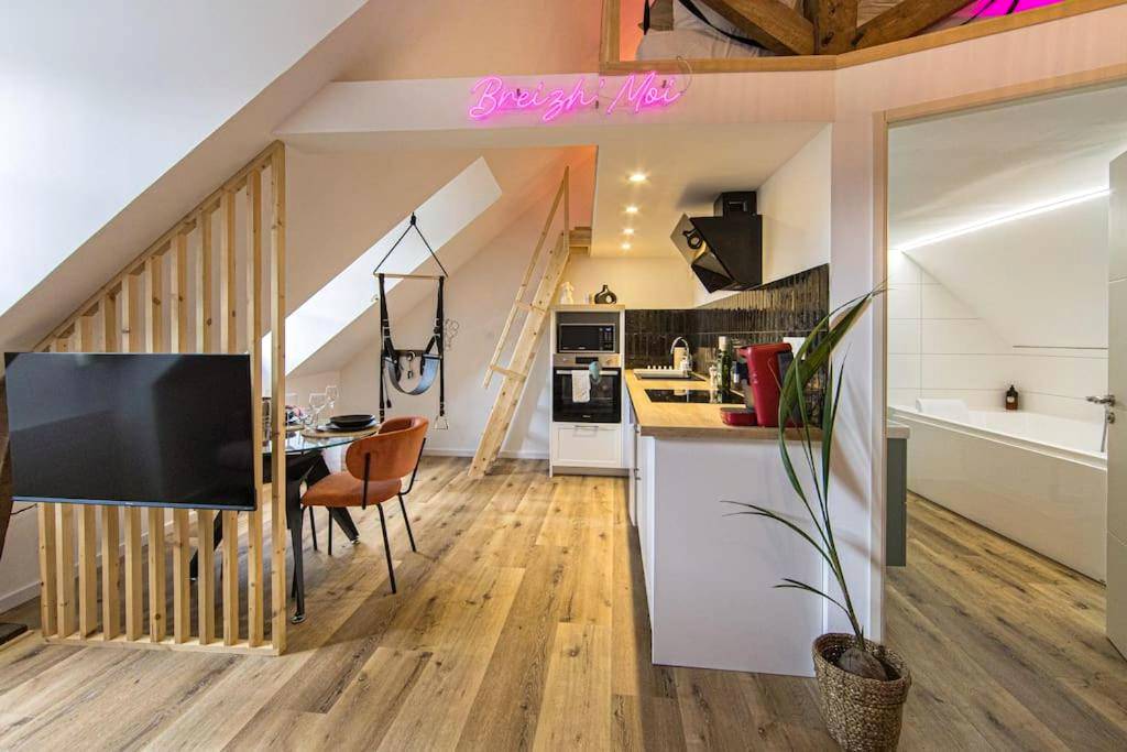 Cuisine équipée et balançoire érotique - Love Room Josselin - La Breizh moi Balnéo Love Room
