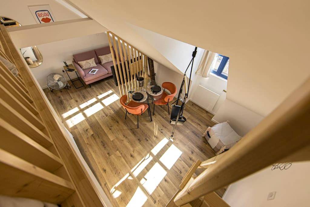 Vue plongeante sur le salon et l'espace repas - La Breizh moi Balnéo Love Room