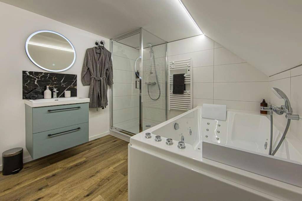 Baignoire balnéo et douche à l'italienne - La Breizh moi Balnéo Love Room