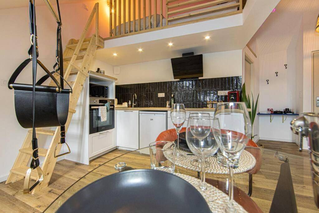 Table dressée et balançoire d'amour - La Breizh moi Balnéo Love Room