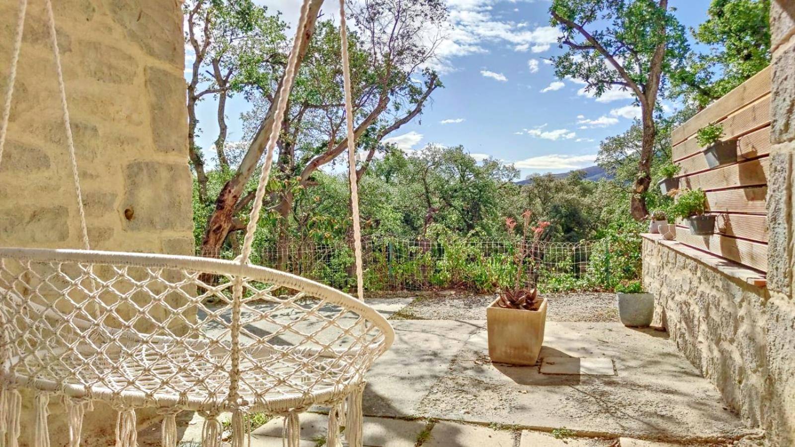 Fauteuil suspendu en macramé sur terrasse - Love Room Argelès - sur - Mer - Suite BULLE D'AMOUR Balnèo Spa & Terrasse à...
