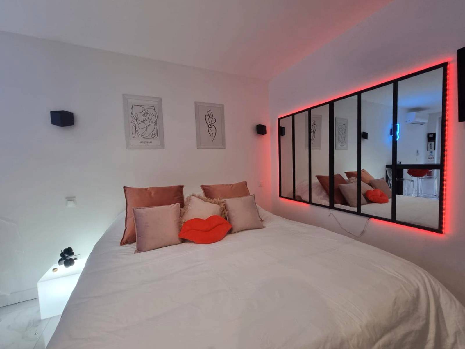 Lit double avec miroir rétroéclairé en rouge - Suite BULLE D'AMOUR Balnèo Spa & Terrasse à 5 min des plages