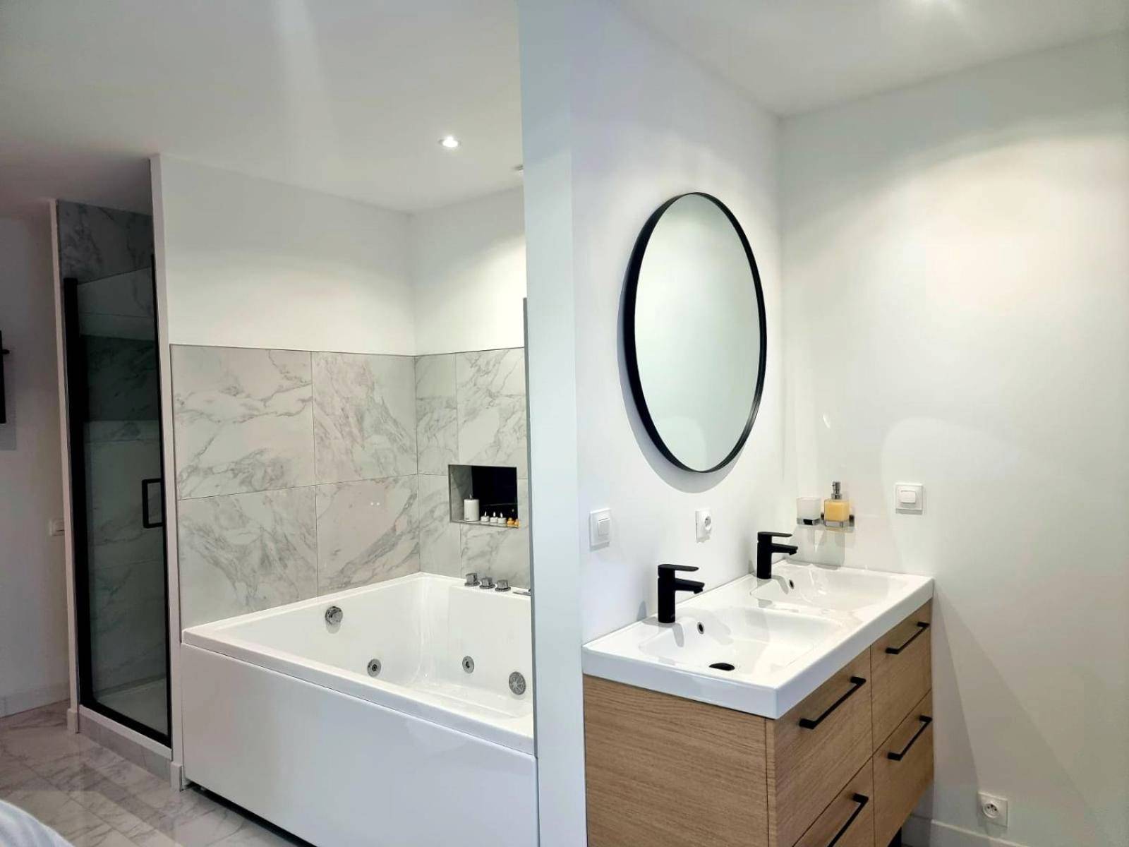 Baignoire balnéo et meuble double vasque - Suite BULLE D'AMOUR Balnèo Spa & Terrasse à 5 min des plages