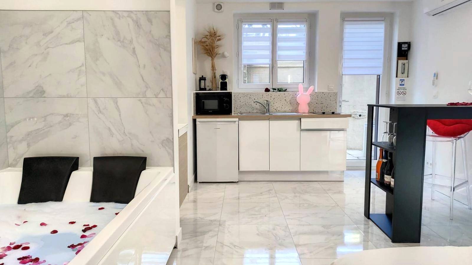 Cuisine équipée ouverte sur espace balnéo - Suite BULLE D'AMOUR Balnèo Spa & Terrasse à 5 min des plages