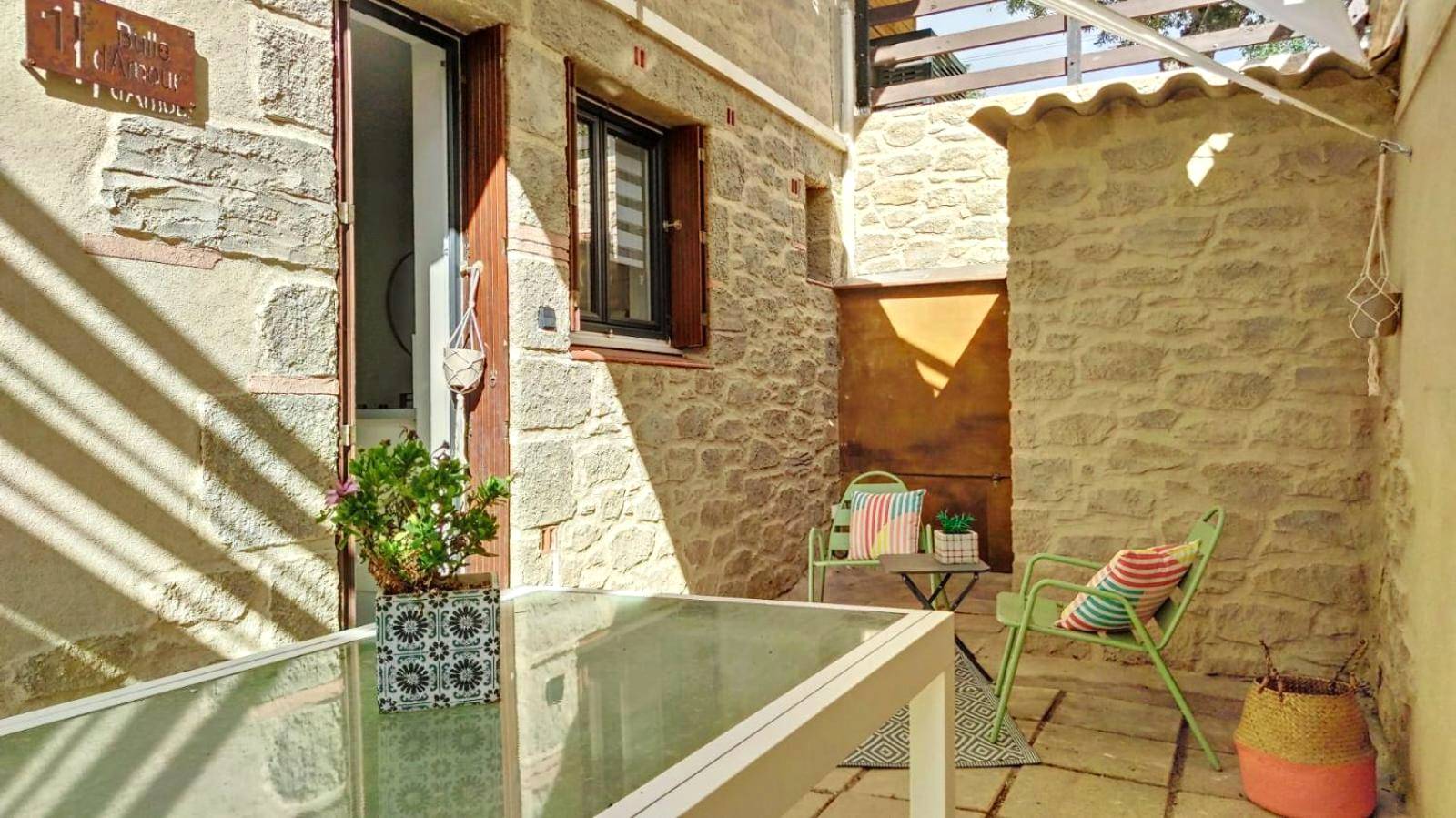 Terrasse privative avec table et chaises - Suite BULLE D'AMOUR Balnèo Spa & Terrasse à 5 min des plages