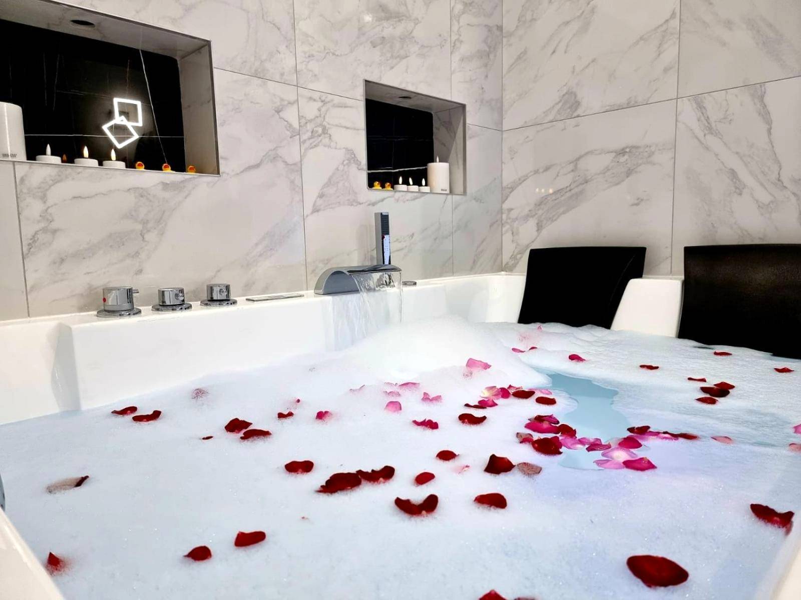 Photo du logement - Suite BULLE D'AMOUR Balnèo Spa & Terrasse à 5 min des plages - Argelès - sur - Mer