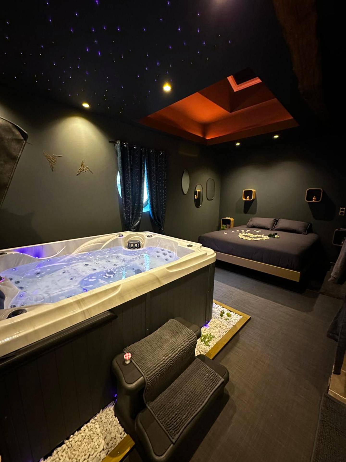 Jacuzzi privatif sous plafond étoilé - Love Room Penne - d'Agenais - Bulle dore