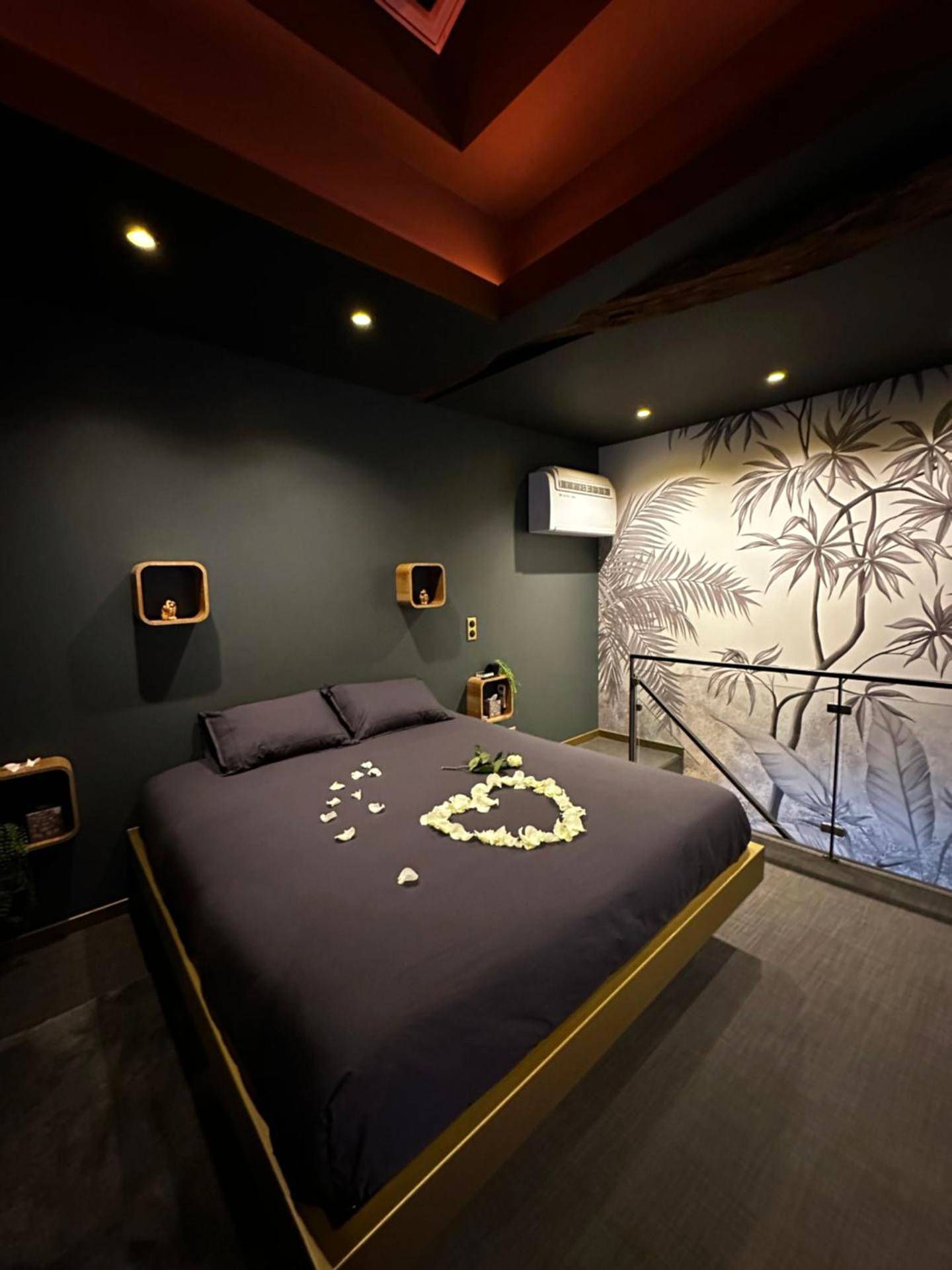 Lit double avec cœur en pétales de rose - Bulle dore