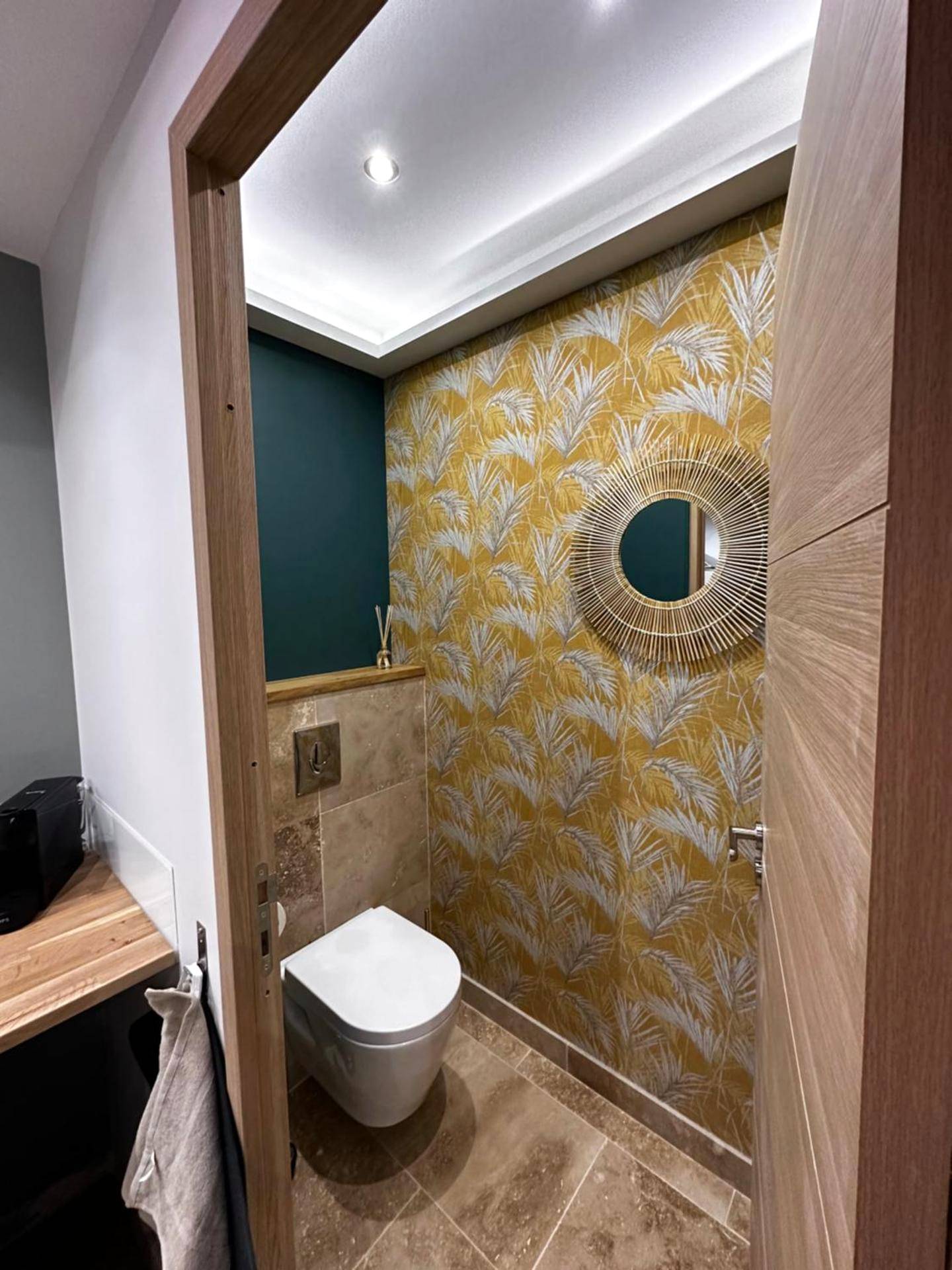 Toilettes avec papier peint tropical et miroir - Bulle dore