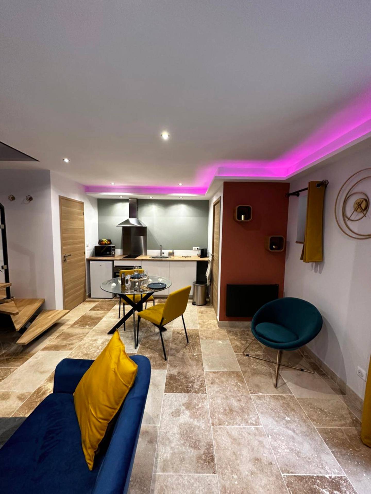 Espace salon et cuisine avec éclairage néon - Bulle dore