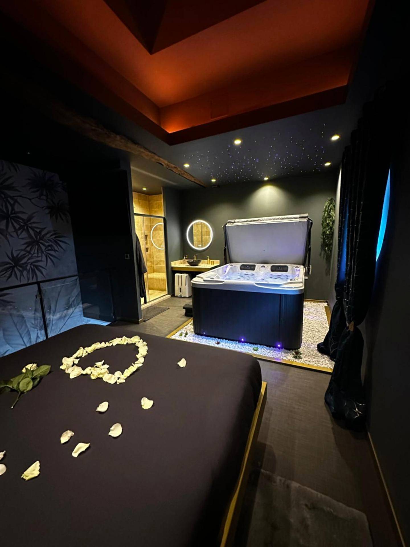 Suite romantique avec spa et lit décoré - Bulle dore