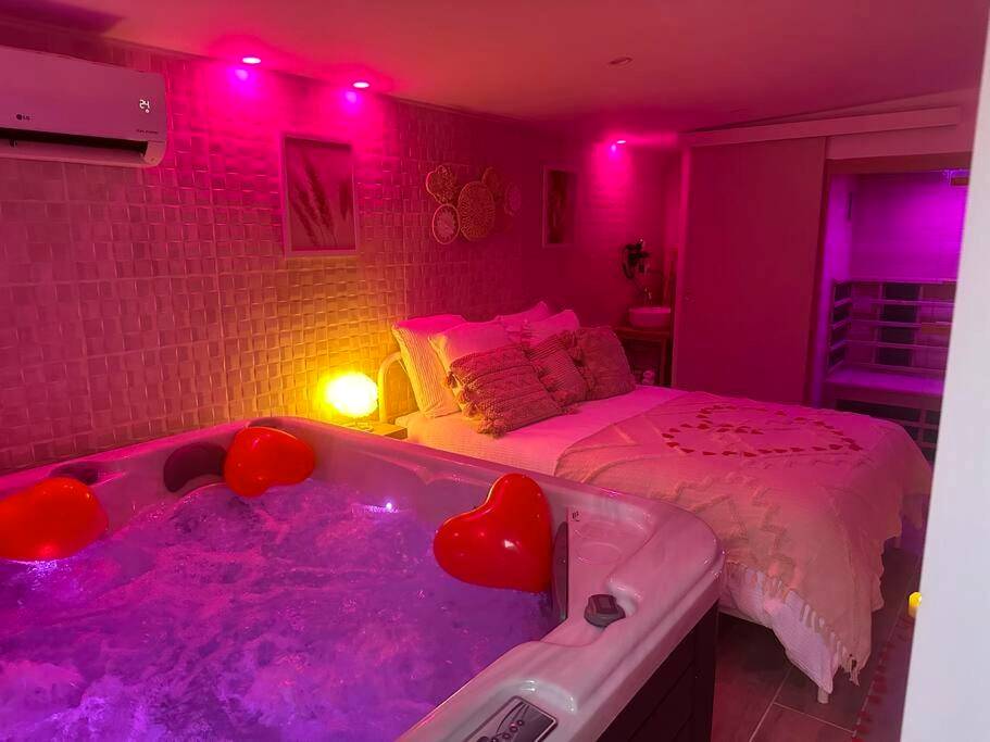 Jacuzzi privatif et lit avec pétales de rose - Love Room Lisses - Love room. Une bulle d évasion.