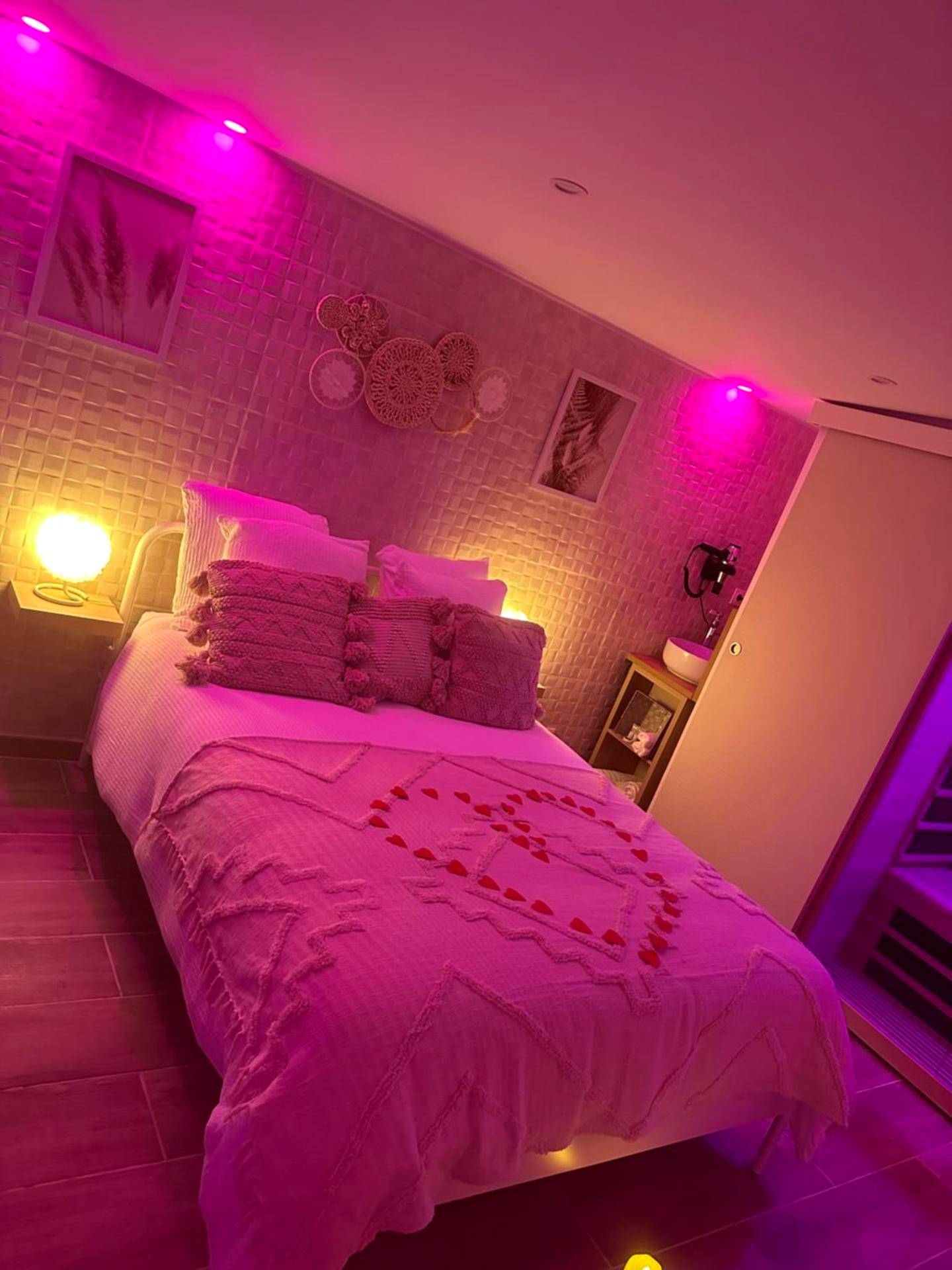 Lit double décoré d'un cœur en pétales de rose - Love room. Une bulle d évasion.