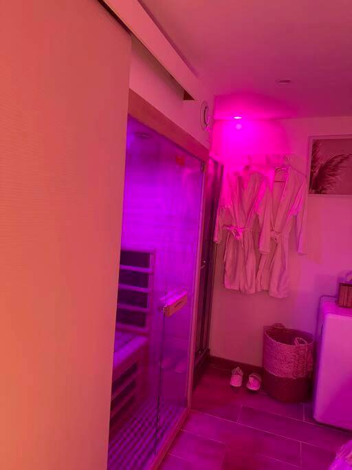 Espace détente avec sauna et peignoirs - Love room. Une bulle d évasion.