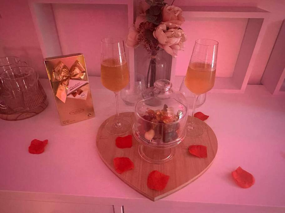 Plateau de bienvenue avec champagne et chocolats - Love room. Une bulle d évasion.