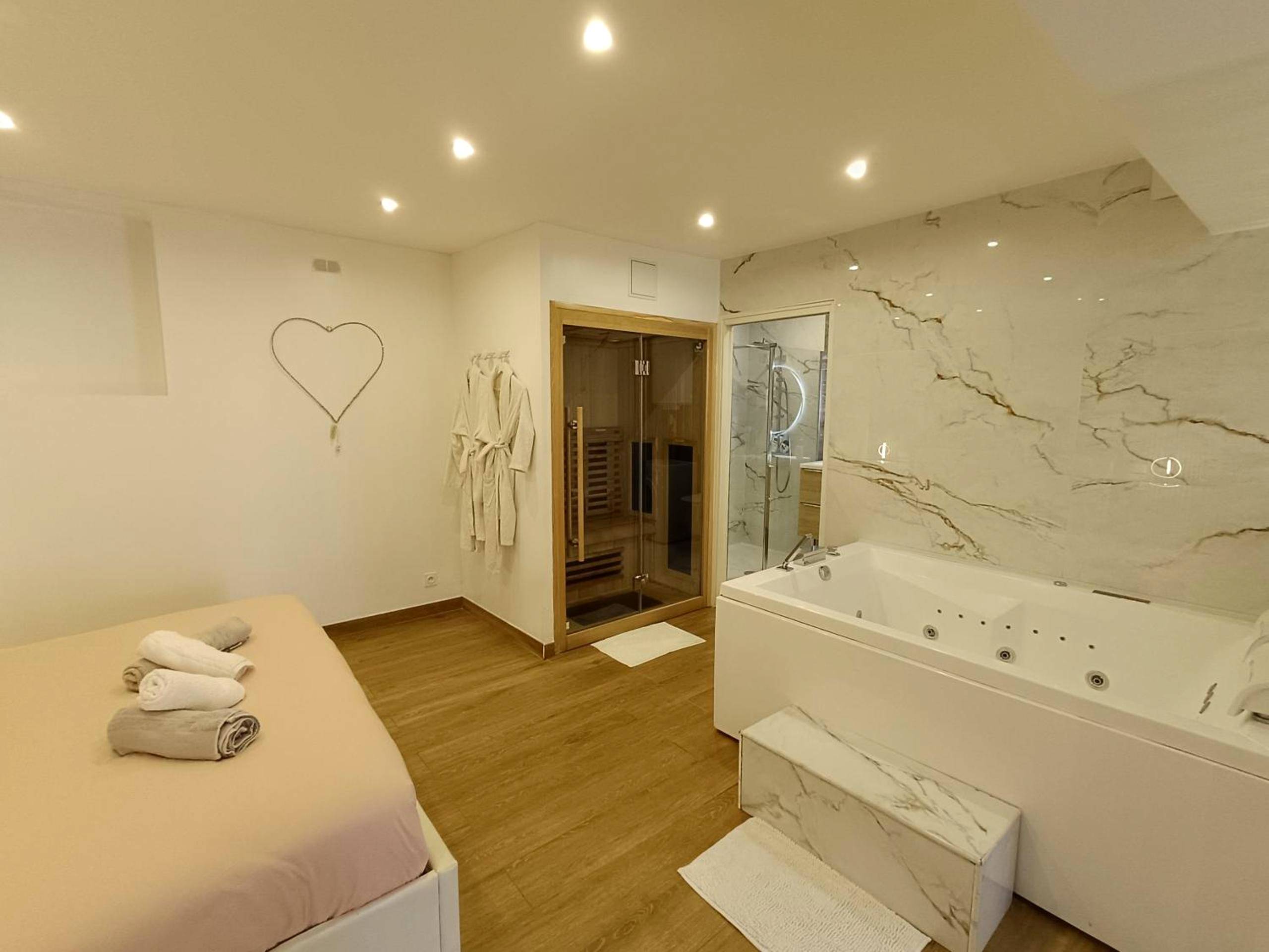 Espace bien - être avec jacuzzi, sauna et lit - Bulle Evasion