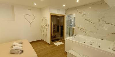 Espace bien - être avec jacuzzi, sauna et lit - Bulle Evasion