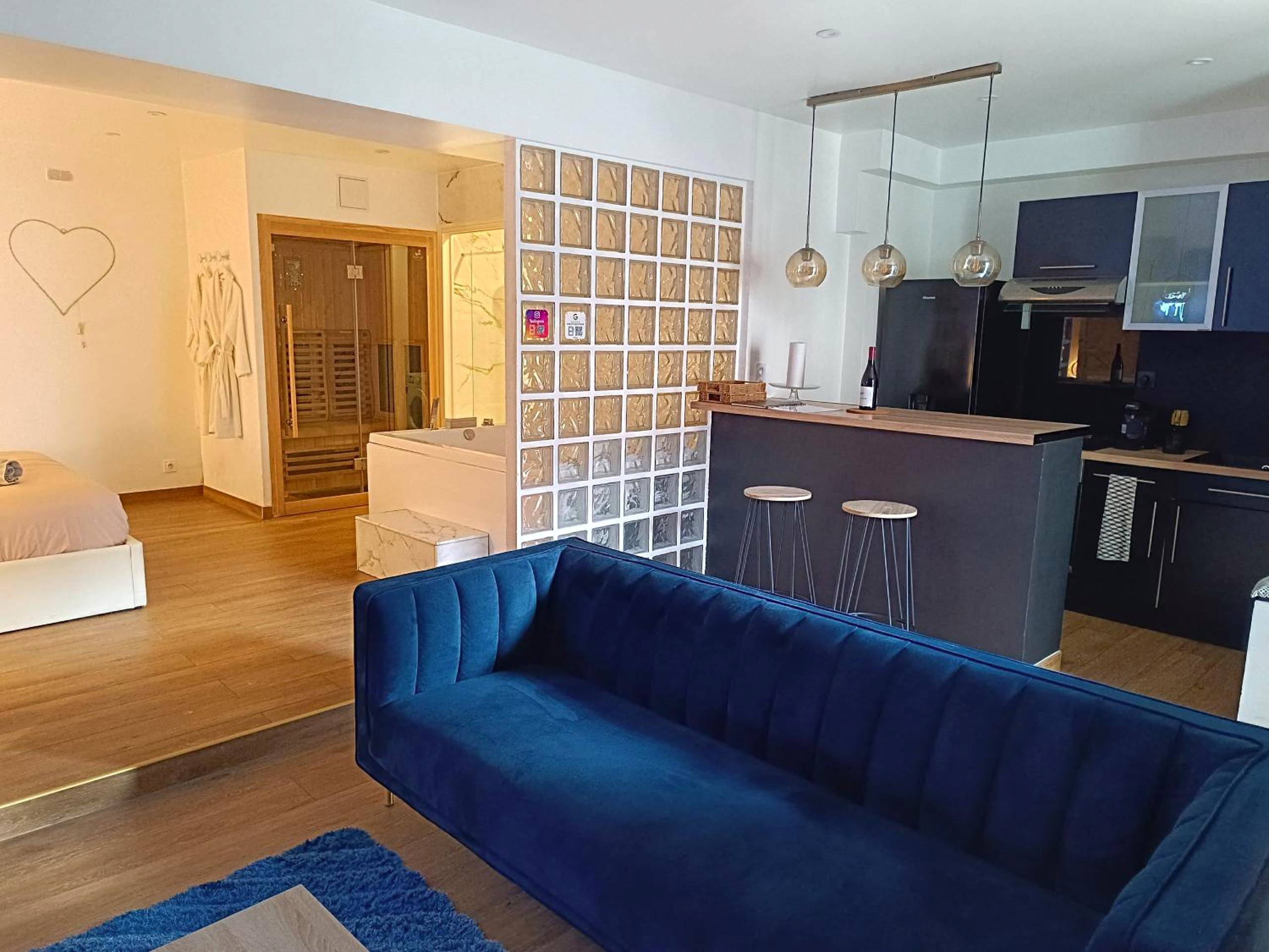 Cuisine équipée ouverte sur le salon moderne - Bulle Evasion