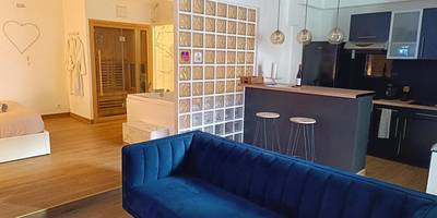 Cuisine équipée ouverte sur le salon moderne - Bulle Evasion