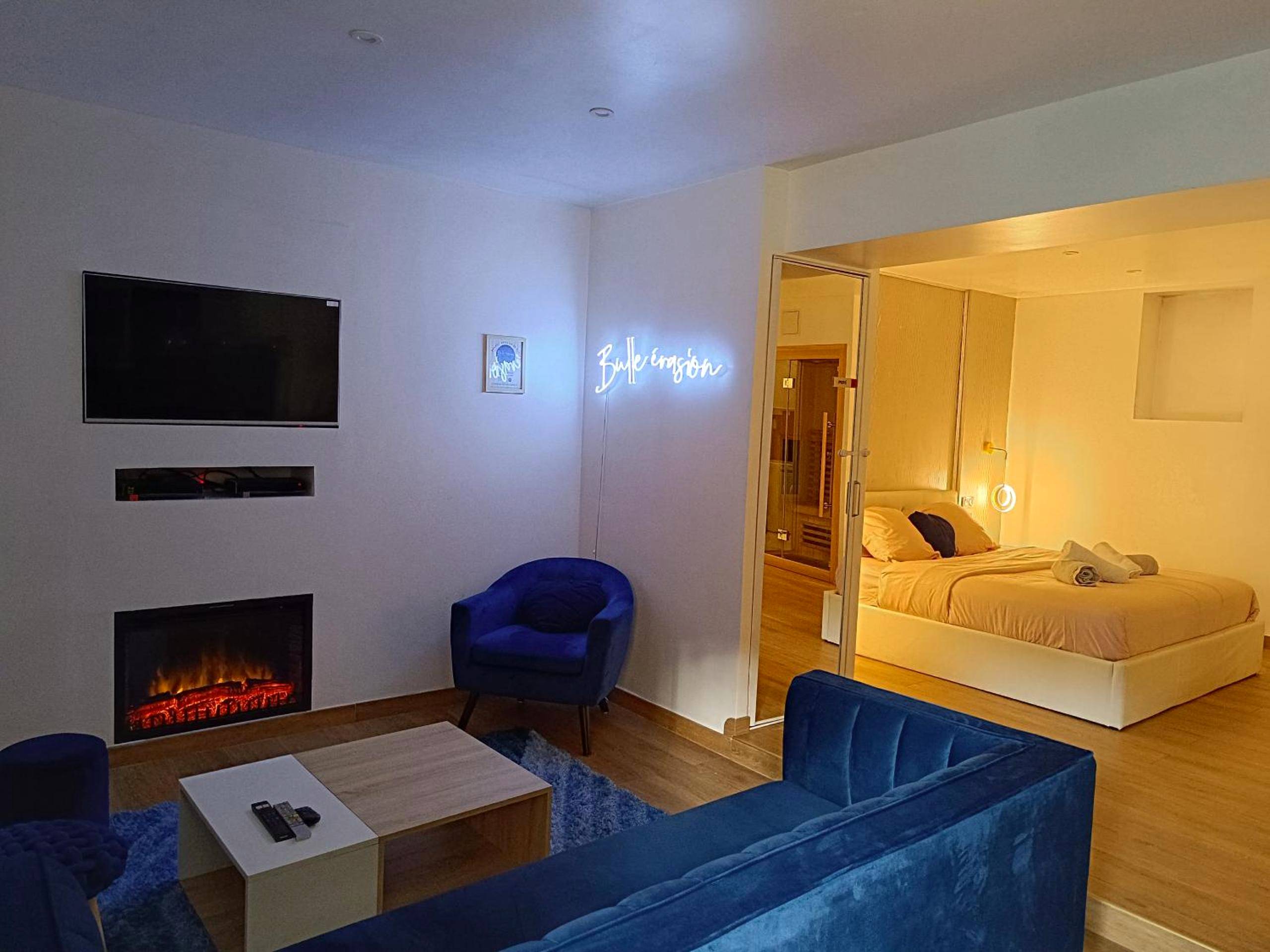 Salon avec cheminée électrique et coin nuit - Bulle Evasion