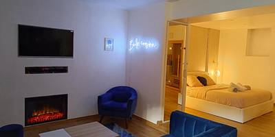 Salon avec cheminée électrique et coin nuit - Bulle Evasion