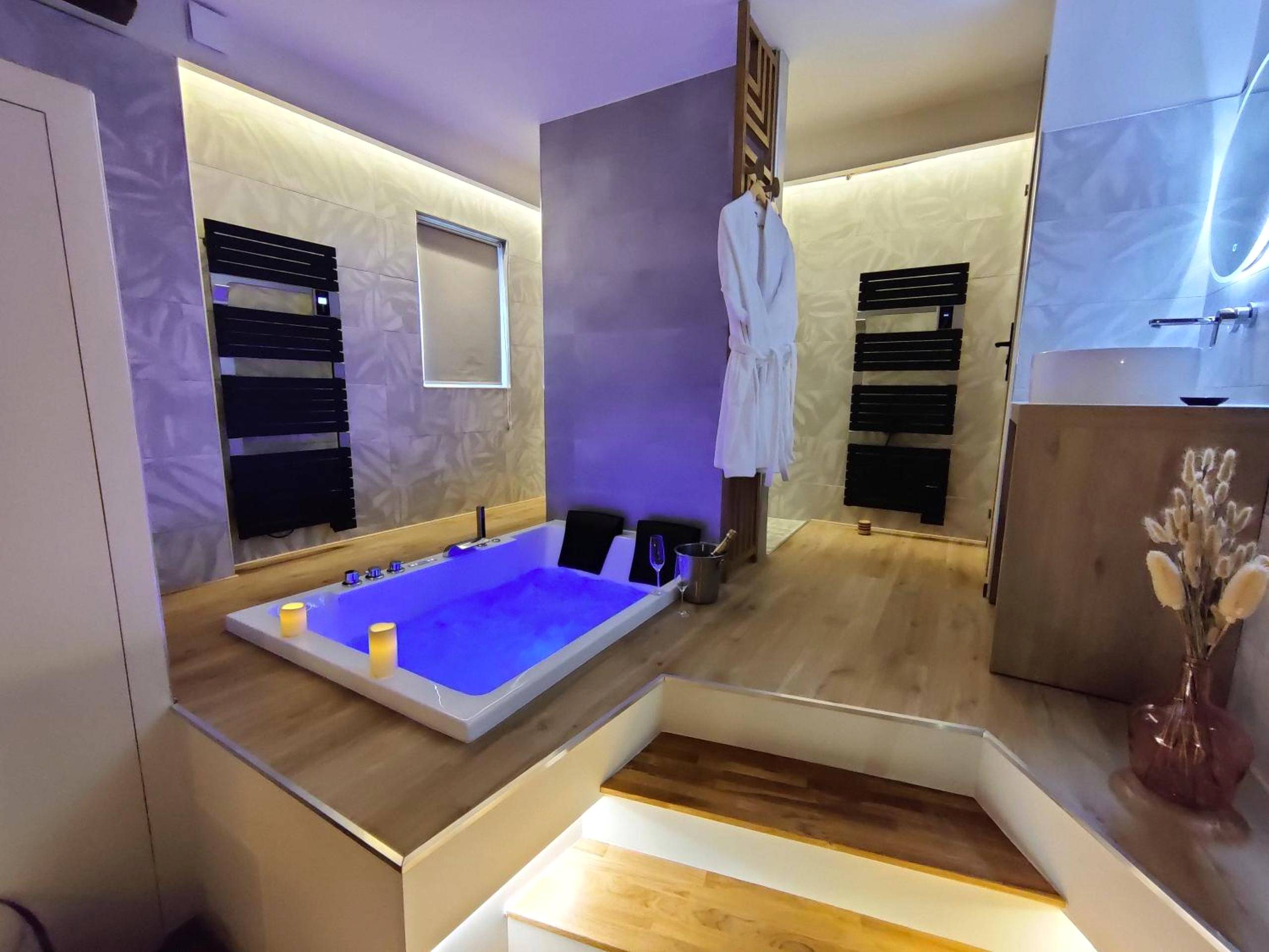 Baignoire balnéo avec éclairage LED bleu - Love Room Sacy - le - Grand - LA BULLE ROMANTIQUE, Suite avec jacuzzi privatif
