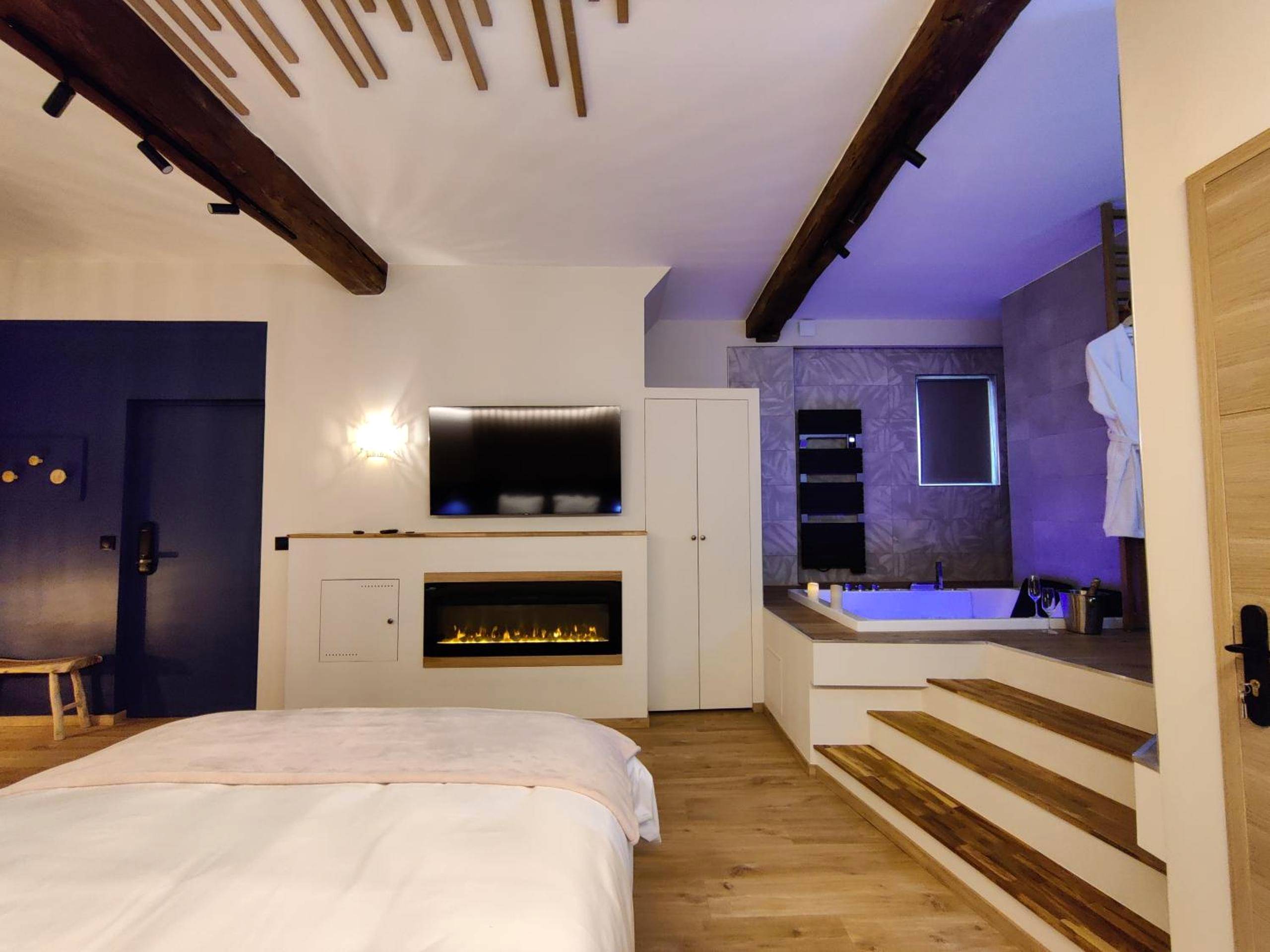Suite avec cheminée, TV et jacuzzi privatif - LA BULLE ROMANTIQUE, Suite avec jacuzzi privatif