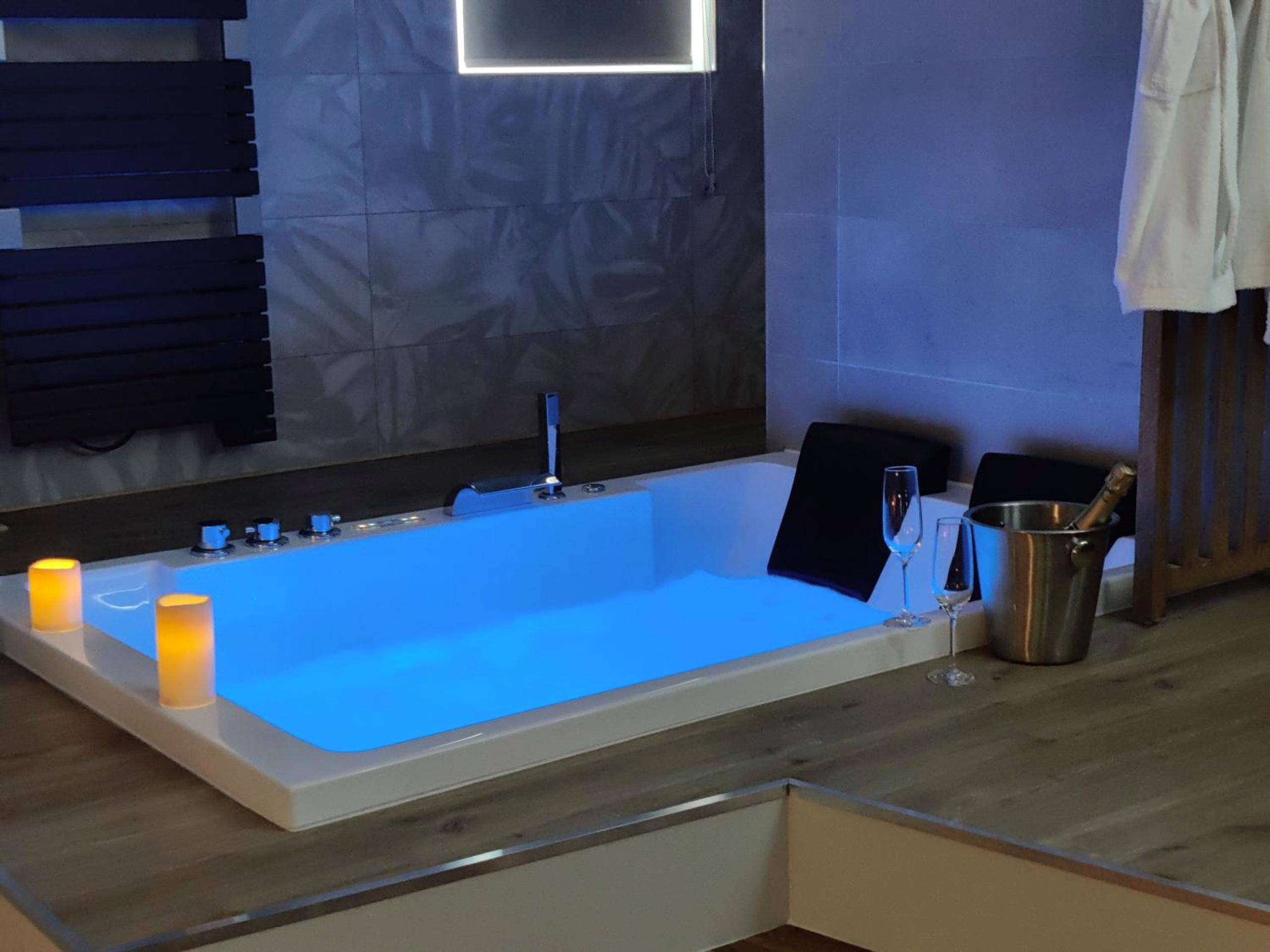 Photo du logement - LA BULLE ROMANTIQUE, Suite avec jacuzzi privatif